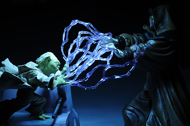 Yoda versus the Emperor Palpatine diorama statue by kotobukiya