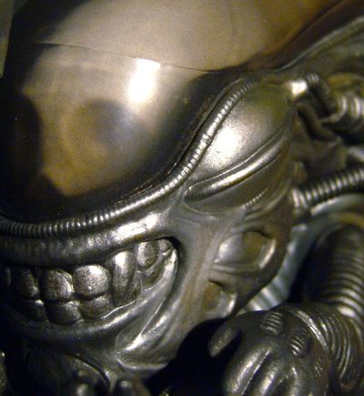 Alien Big Chap vinyl figure from Hot Toys