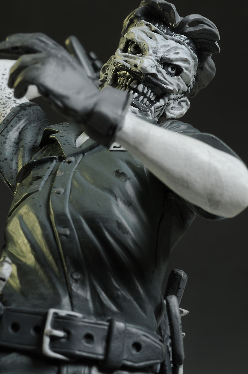 Capullo Joker Batman Black & White statue by DC Collectibles