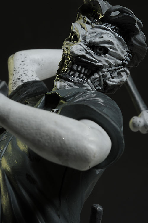 Capullo Joker Batman Black & White statue by DC Collectibles