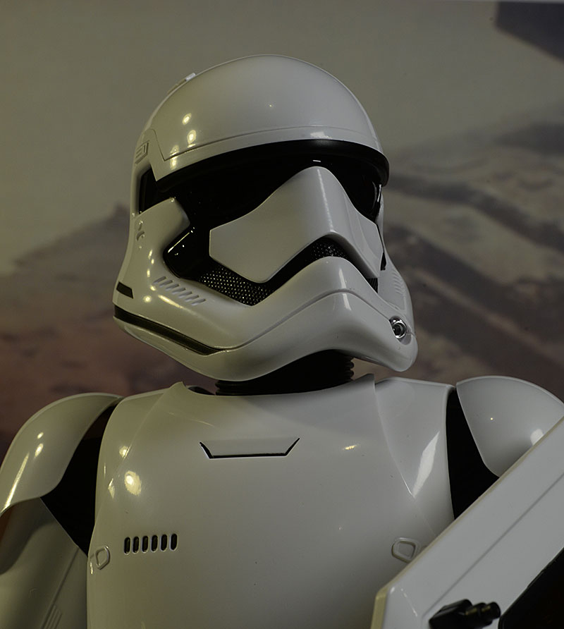 Star Wars Riot Control Stormtrooper 1/6th action figures by Hot Toys