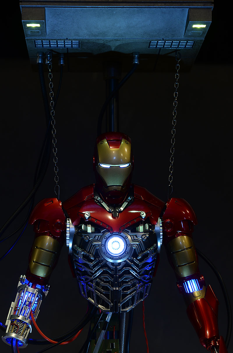 Iron Man MKIII Construction Diorama by Hot Toys