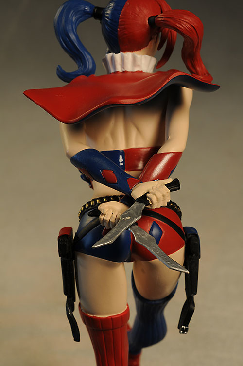 Cover Girls DCU Harley Quinn statue by DC Collectibles