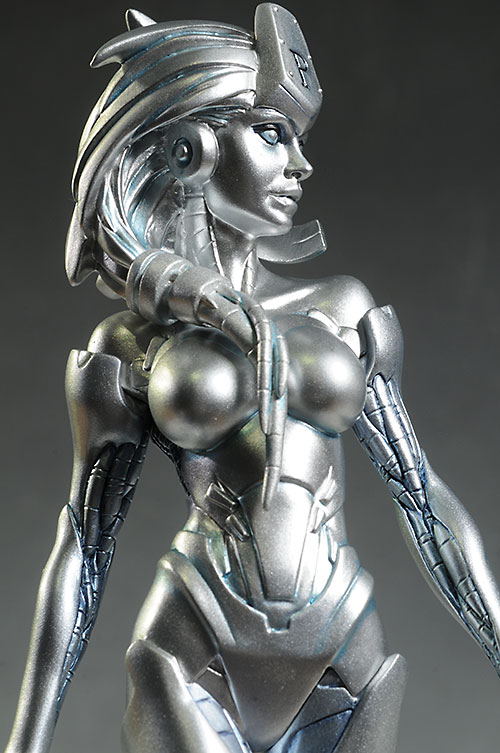 Cover Girls of the DCU Platinum statue by DC Collectibles