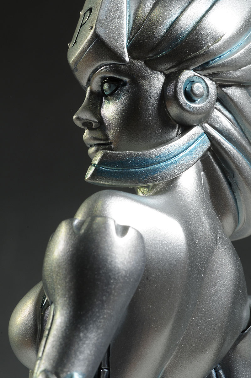 Cover Girls of the DCU Platinum statue by DC Collectibles