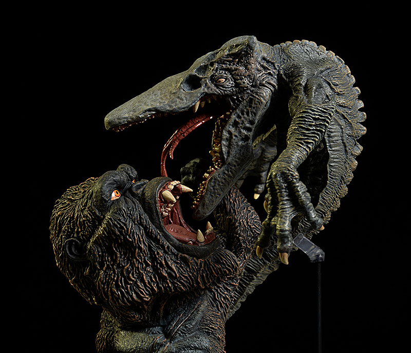King Kong vs Skull Crawler Skull Island vinyl statue by Star Ace
