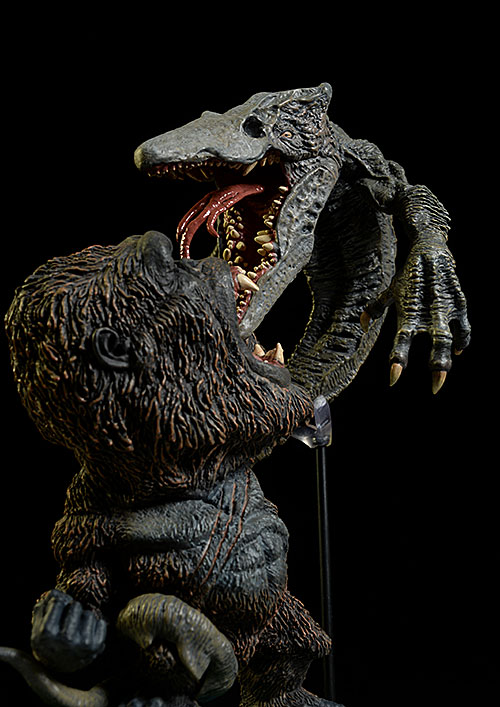 King Kong vs Skull Crawler Skull Island vinyl statue by Star Ace